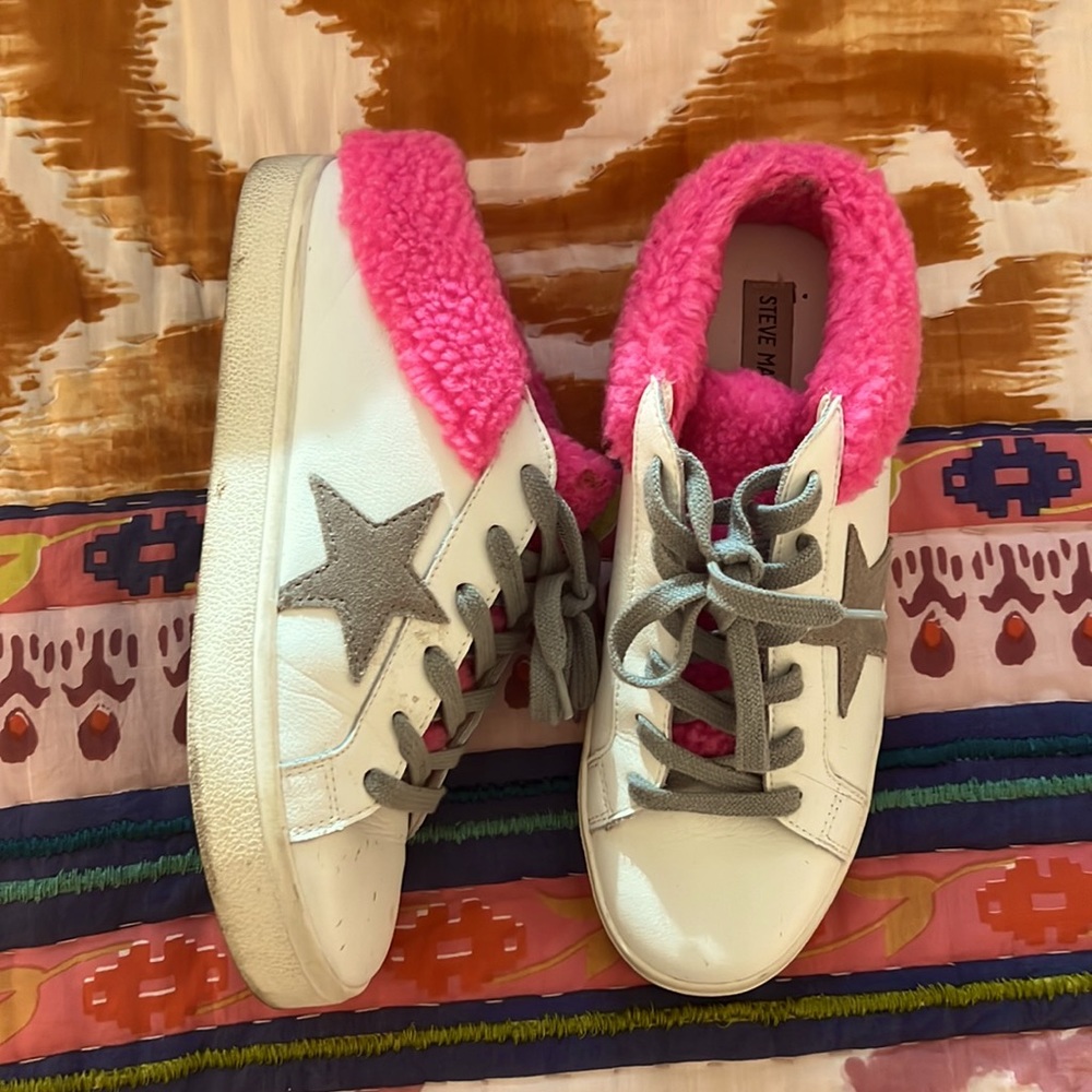 New, barely worn Steve Madden sheath lined sneakers. Size 8.5.